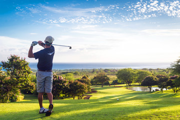 Acrylglasbilder Golf Golfspieler schlägt ab mit Meerblick  © Allen.G