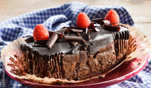 Tableau sur toile Chocolate cake and raspberries