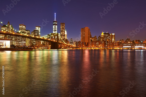 Fototapeta Naklejka Na Ścianę i Meble -  Brooklyn Bridge with lower Manhattan skyline at night