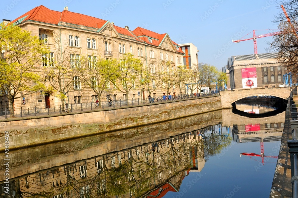 Obraz premium Architecture reflections in Berlin, Germany