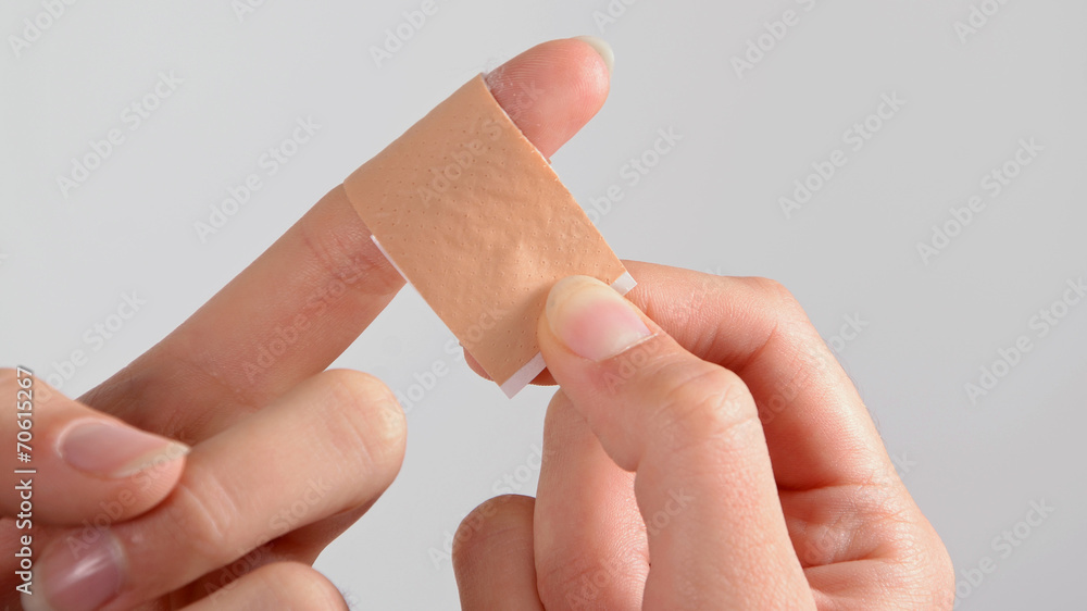 pflaster auf einem finger Stock-Foto | Adobe Stock
