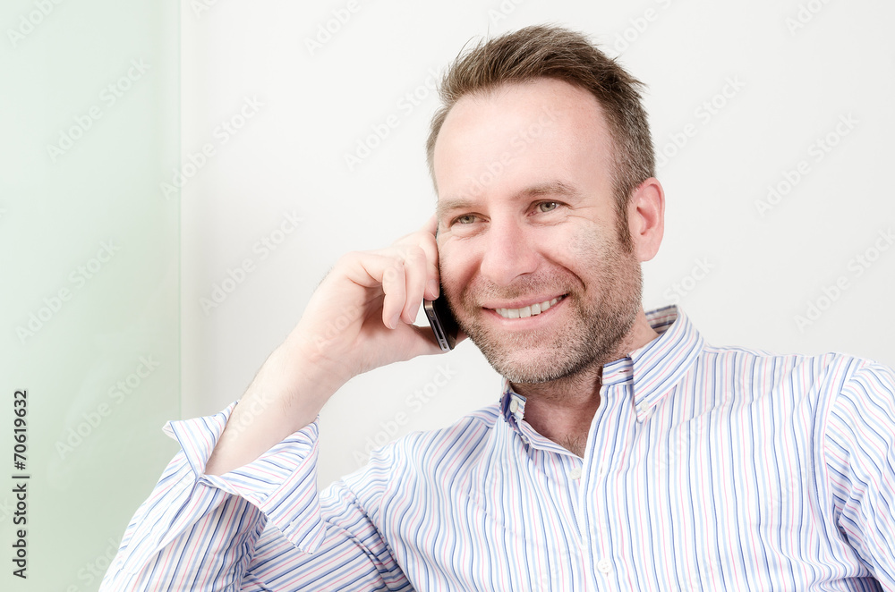 Mann führt ein angenehmes Telefongespräch Mann führt ein angenehmes Telefongespräch