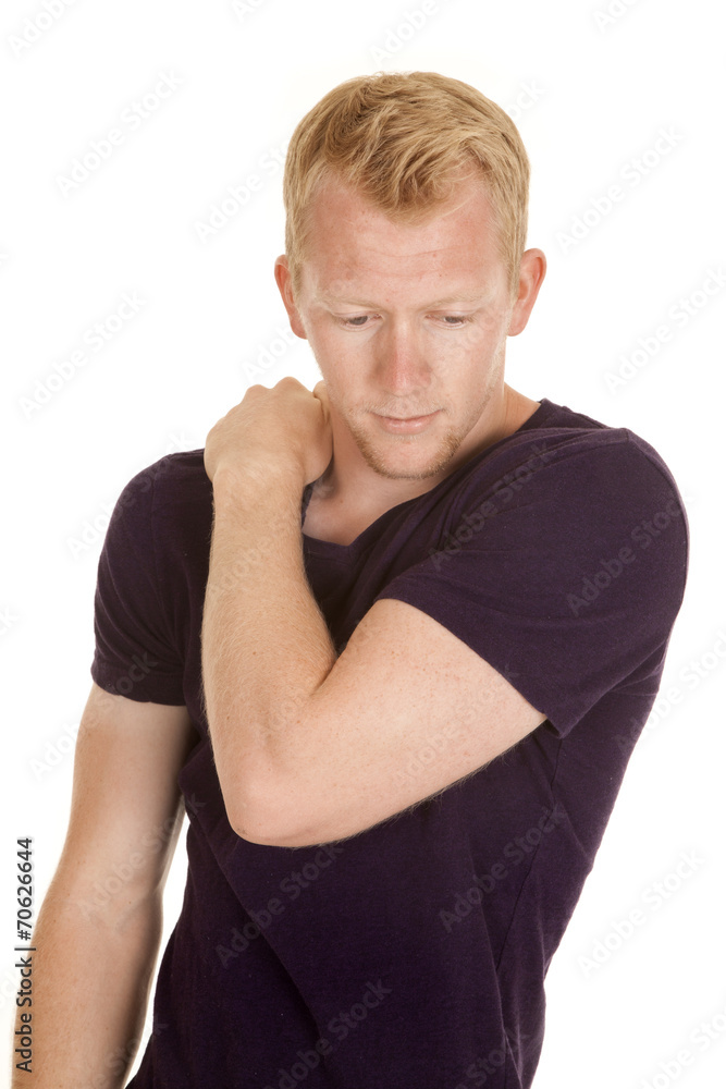 Obraz premium man in purple shirt arm on shoulder look down