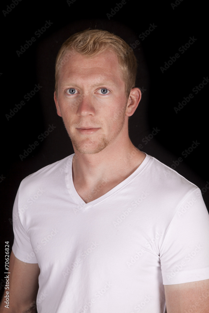 Fototapeta premium man white shirt black background portrait looking