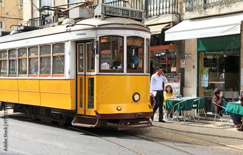 tranvía amarillo por las calles de lisboa 7324-f14