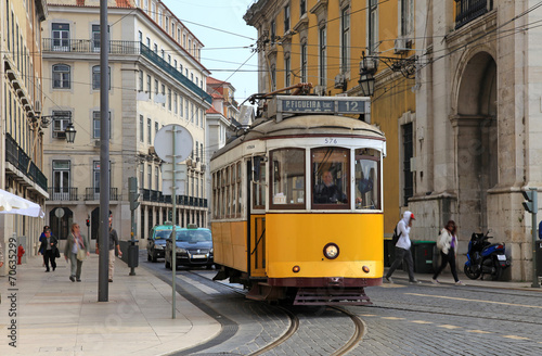lisboa tranvía amarillo calle portugal 7390-f14