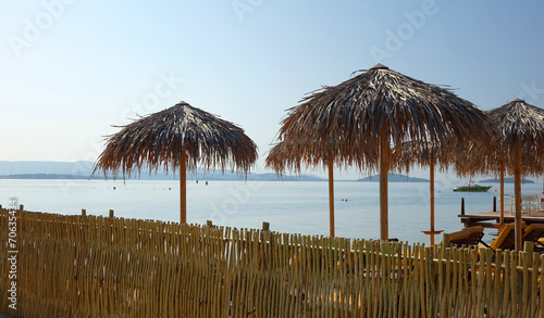 Fototapeta Naklejka Na Ścianę i Meble -  Une plage avec ses chaises longues, transats et parasols