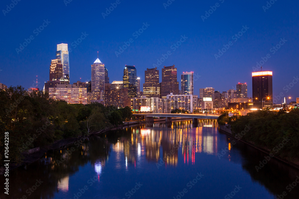 Naklejka premium Nocny widok na panoramę Filadelfii w Pensylwanii