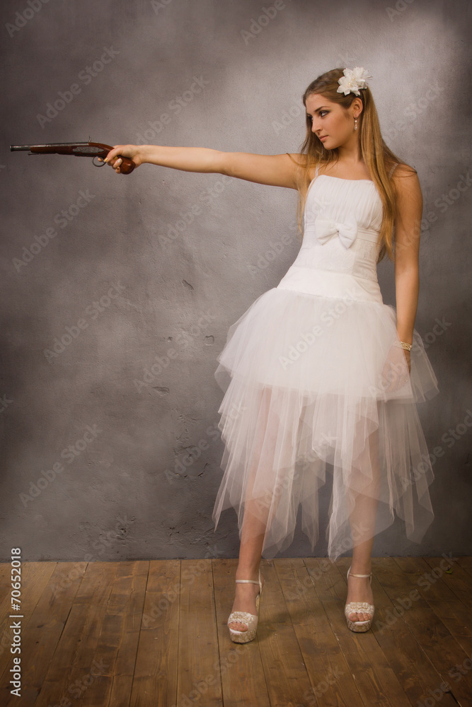 Fototapeta premium bride with a pistol