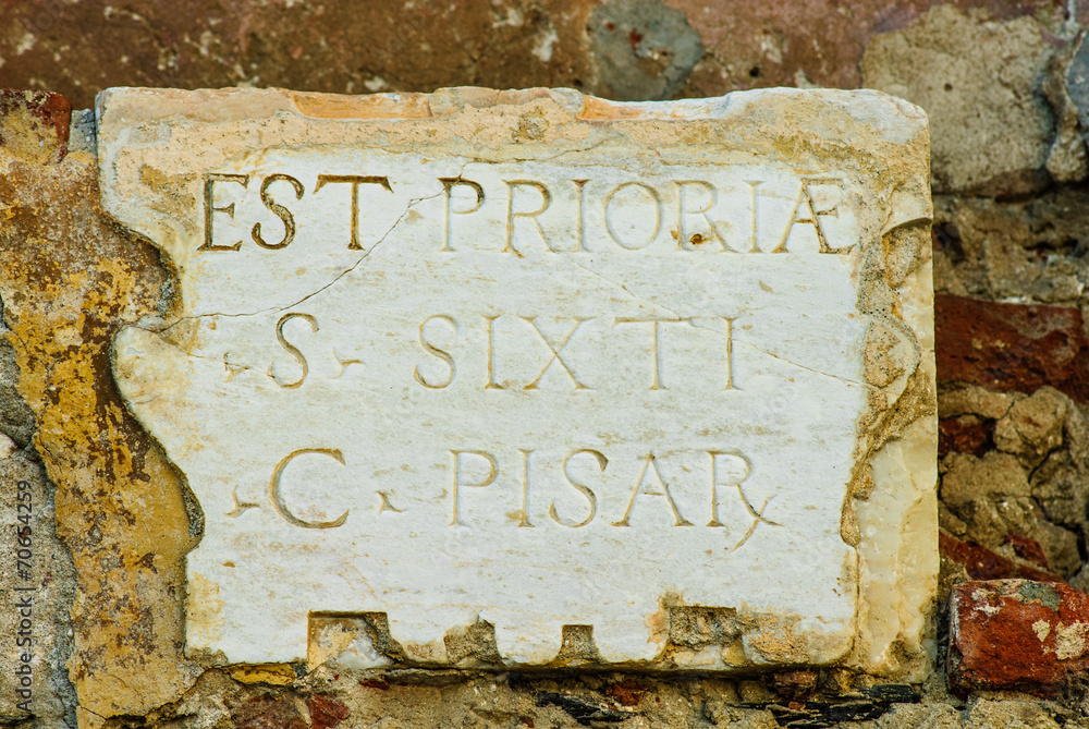 Lastra di marmo con scritta antica, latino, Pisa