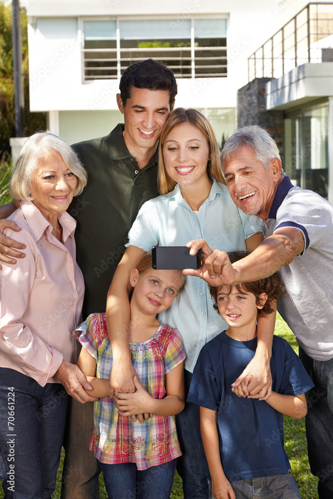 Obraz premium Familie macht Selfie mit Großeltern