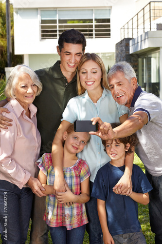 Familie macht Selfie mit Gro  eltern