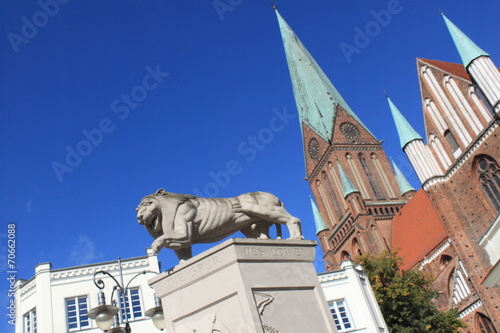 Löwendenkmal und Dom auf dem Schweriner Markt photo