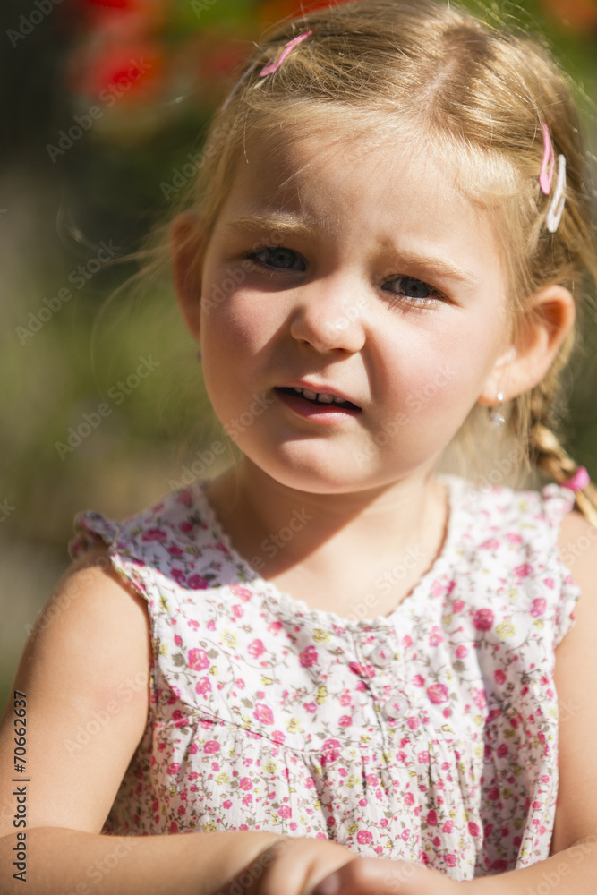 Junges Mädchen im Garten portrait Junges Mädchen im Garten portrait
