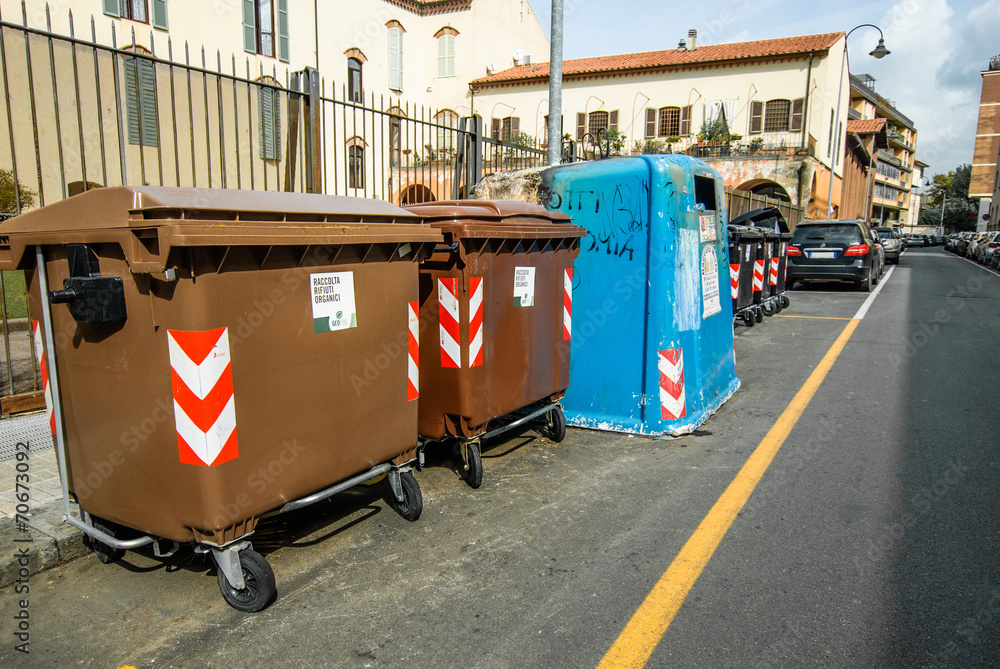 Bidoni della spazzatura, rifiuti riciclare, raccolta