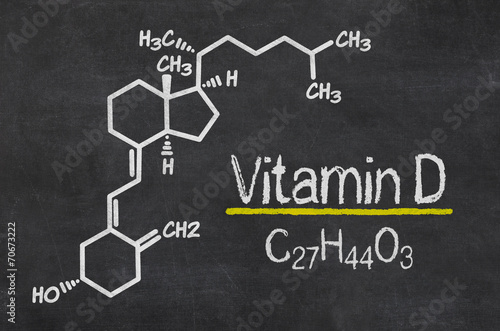 Schiefertafel mit der chemischen Formel von Vitamin D