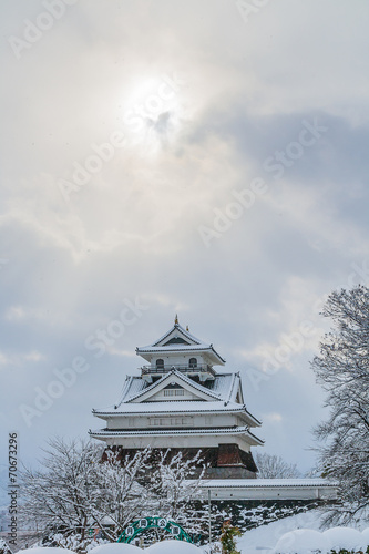 Wallpaper Mural 雪の積もった冬の上山城の天守 Torontodigital.ca