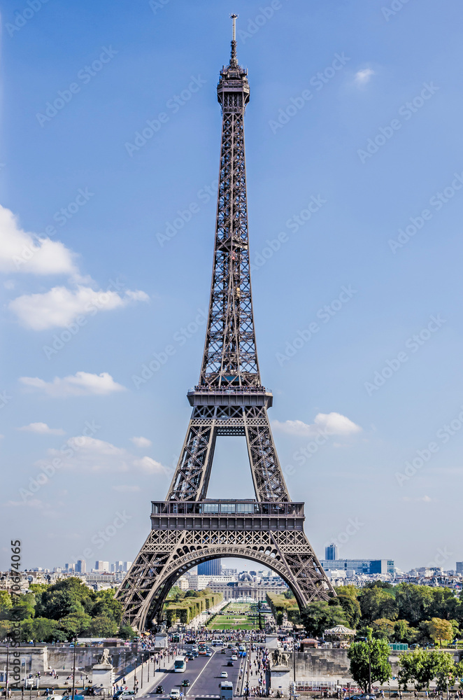 Complete view Eiffel Tower