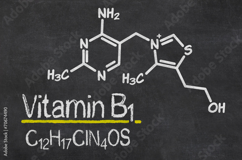 Schiefertafel mit der chemischen Formel von Vitamin B1