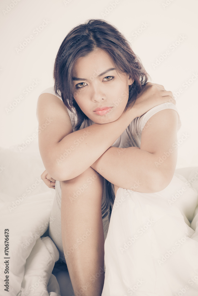Naklejka premium Portrait of a beautiful young woman in bed