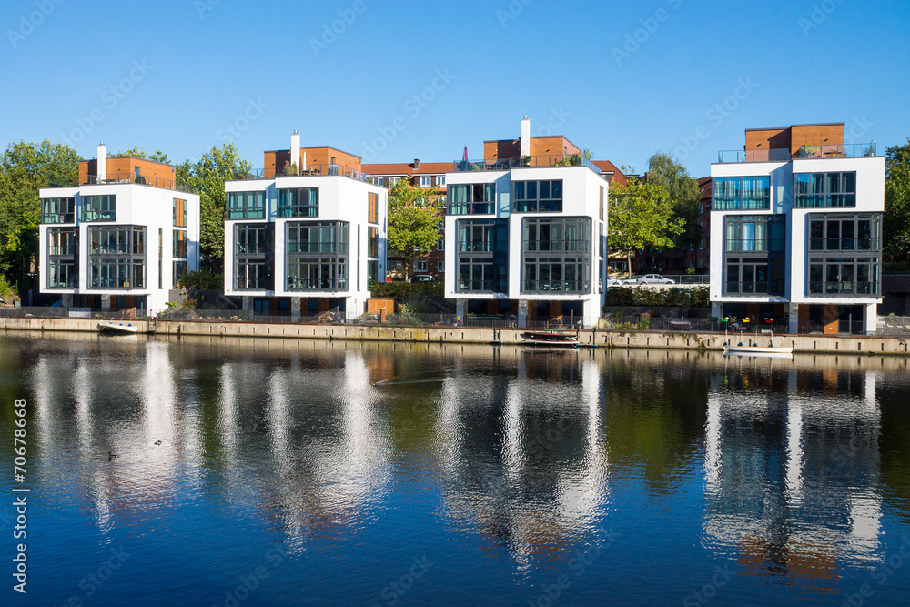 Four new houses at the waterside