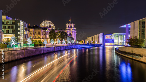 Reichstag und Reichstagufer in Berlin bei Nacht photo
