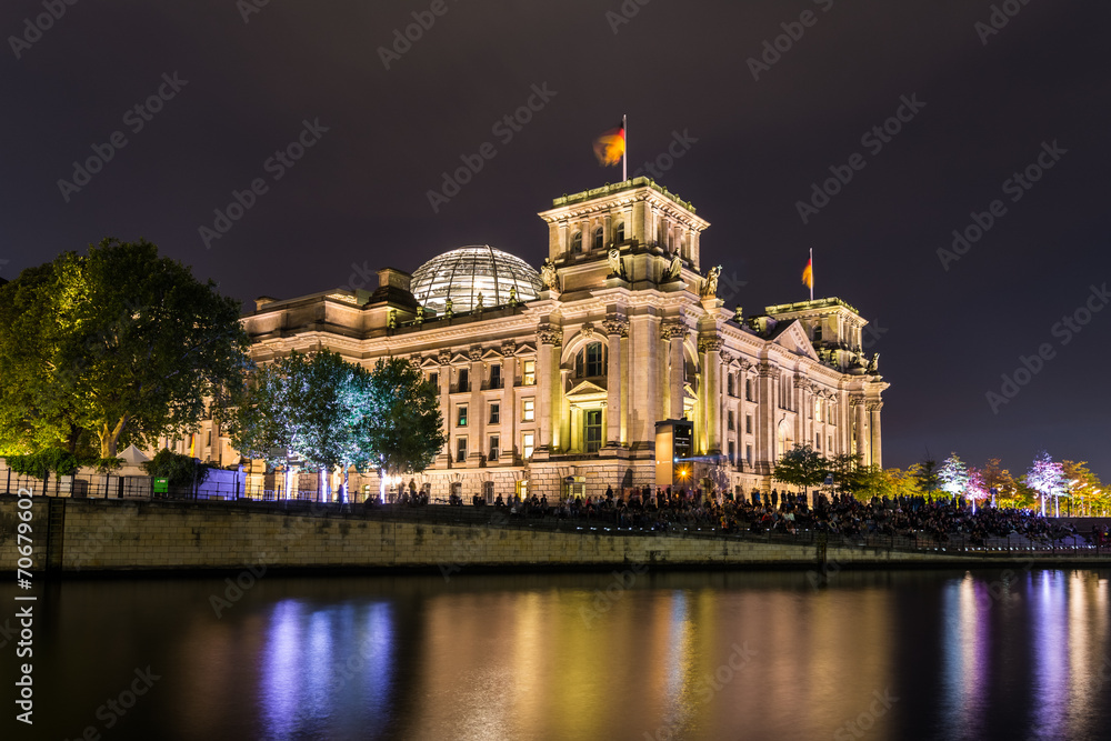 Fototapeta premium Budynek Reichstagu w Berlinie w nocy