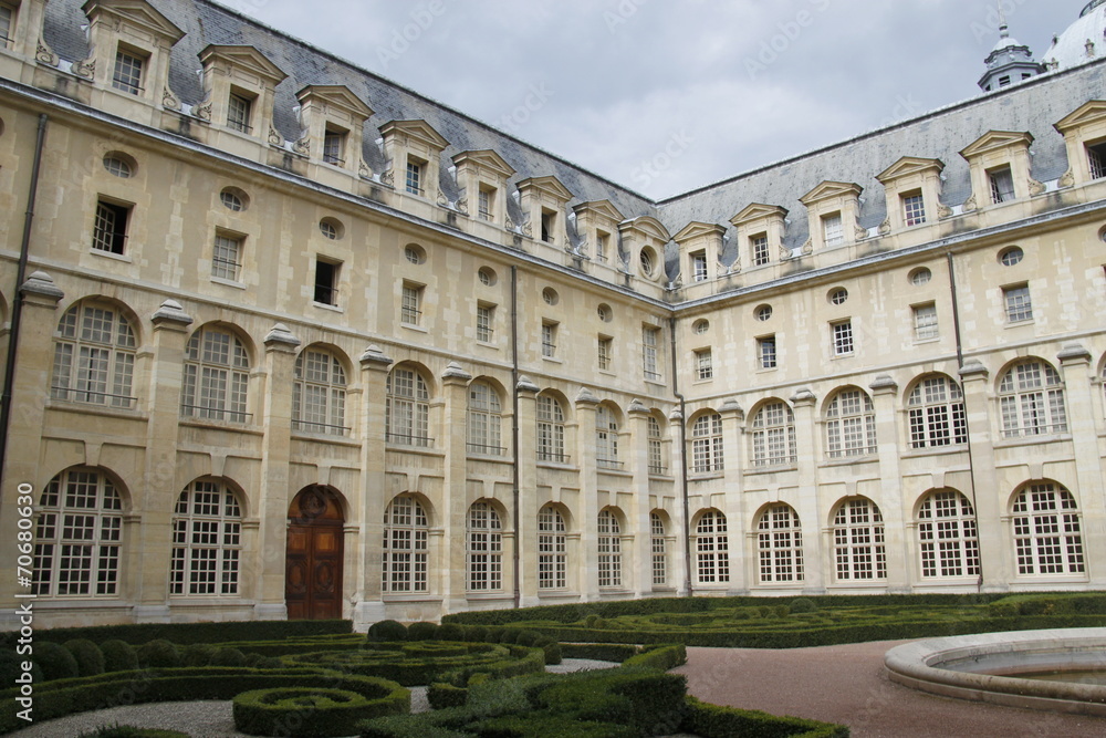 Cour intérieure et jardin du Val-de-Grâce à Paris