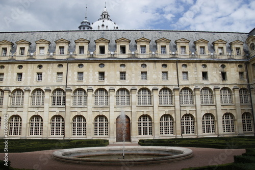 Cour intérieure et jardin du Val-de-Grâce à Paris