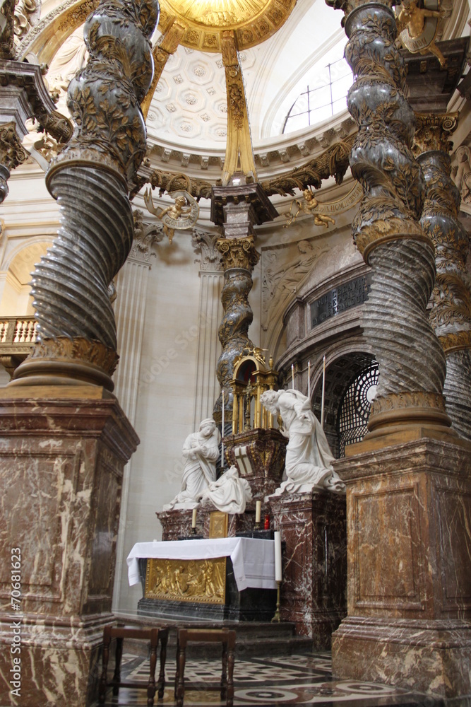 Baldaquin et autel de l'église du Val-de-Grâce à Paris