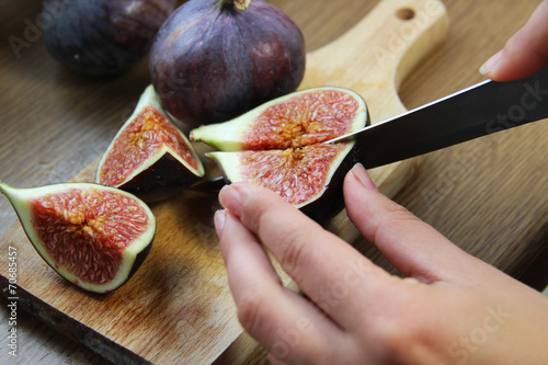 Foto Beautiful ripe fresh pulpy figs on the table