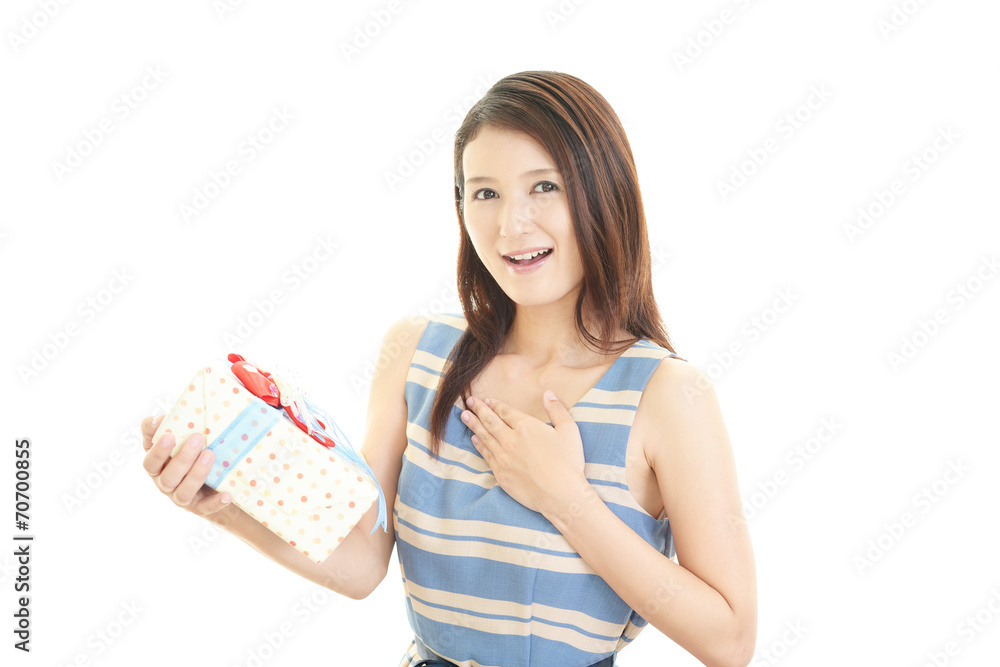 プレゼントを持つ笑顔の女性 プレゼントを持つ笑顔の女性