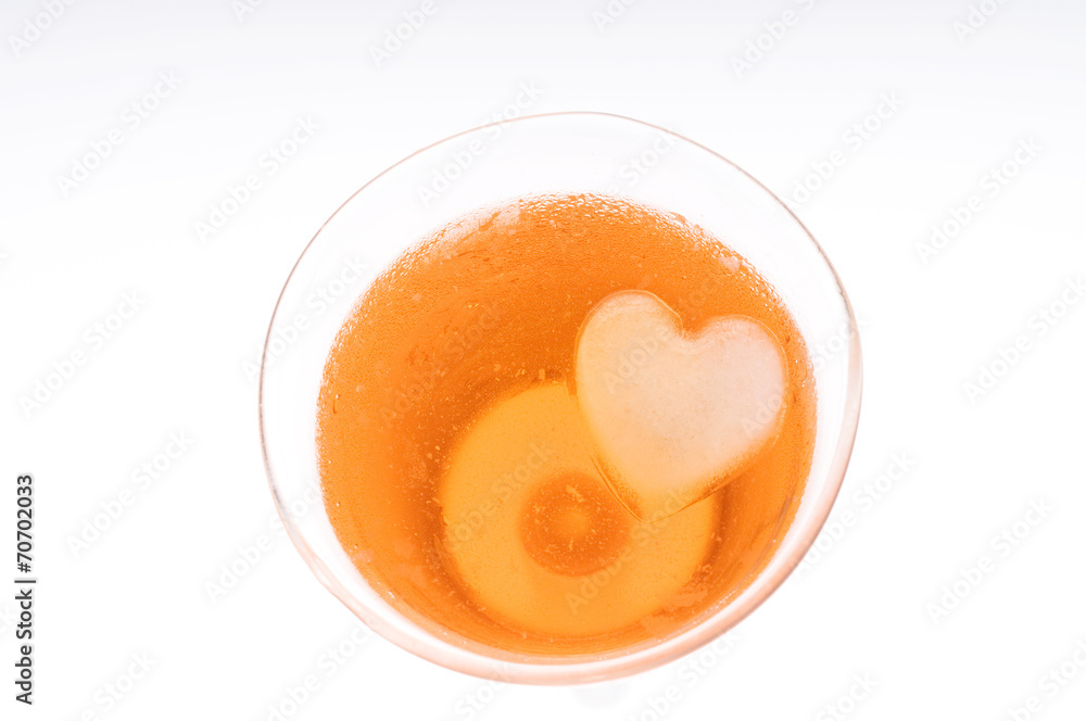 Drink, Aperol mit herzförmigem Eiswürfel Drink, Aperol mit herzförmigem Eiswürfel