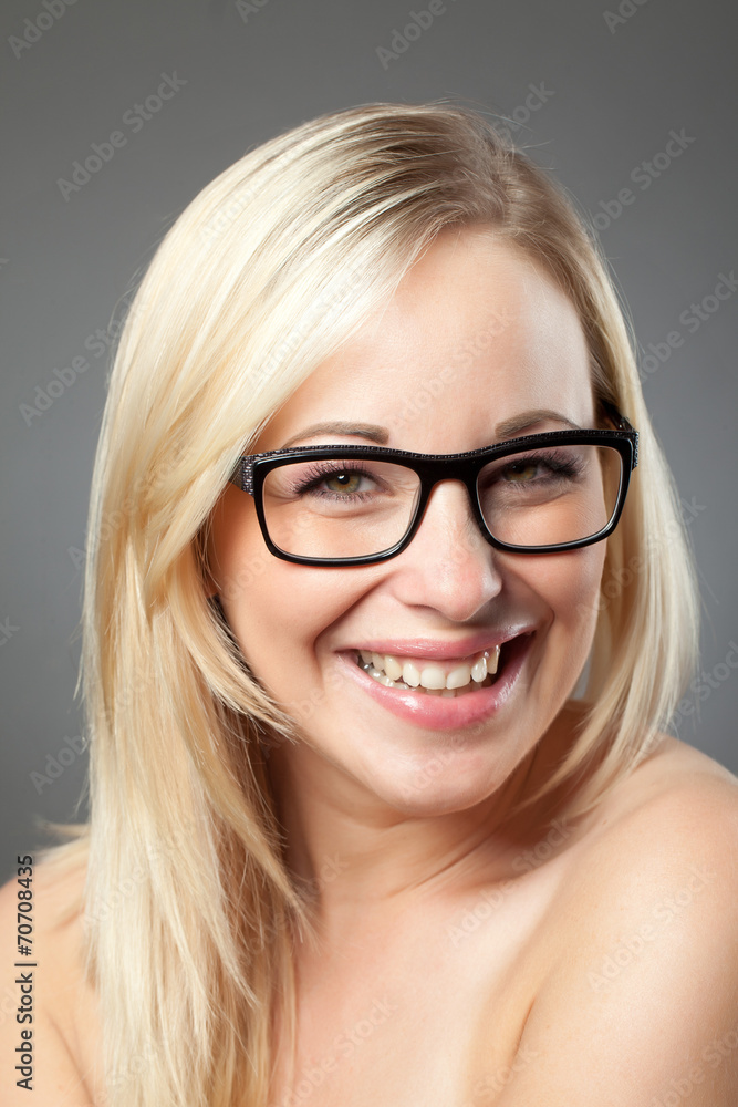 Fototapeta Blonde Frau trägt Brille