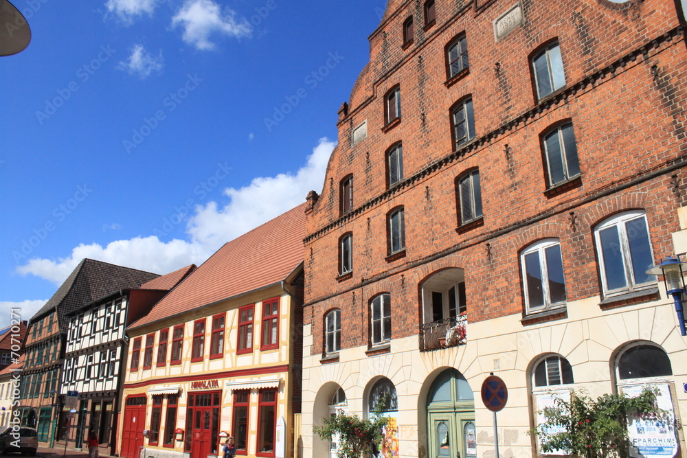 Fototapeta premium Häuserzeile in der Parchimer Lindenstraße