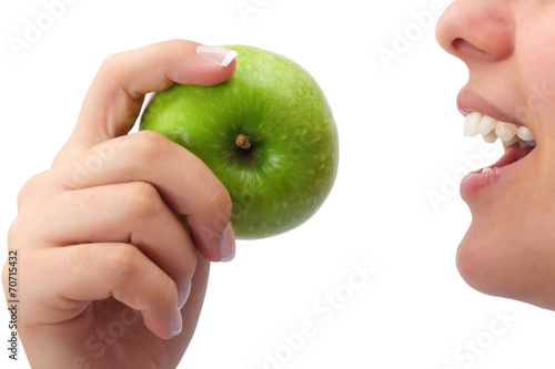 Yeşil elma ısıran kadın