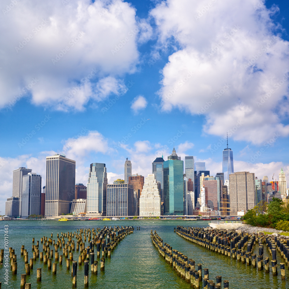 Naklejka premium Skyline dolnego Manhattanu widziany z Brooklyn Bridge Park w Nowym Jorku