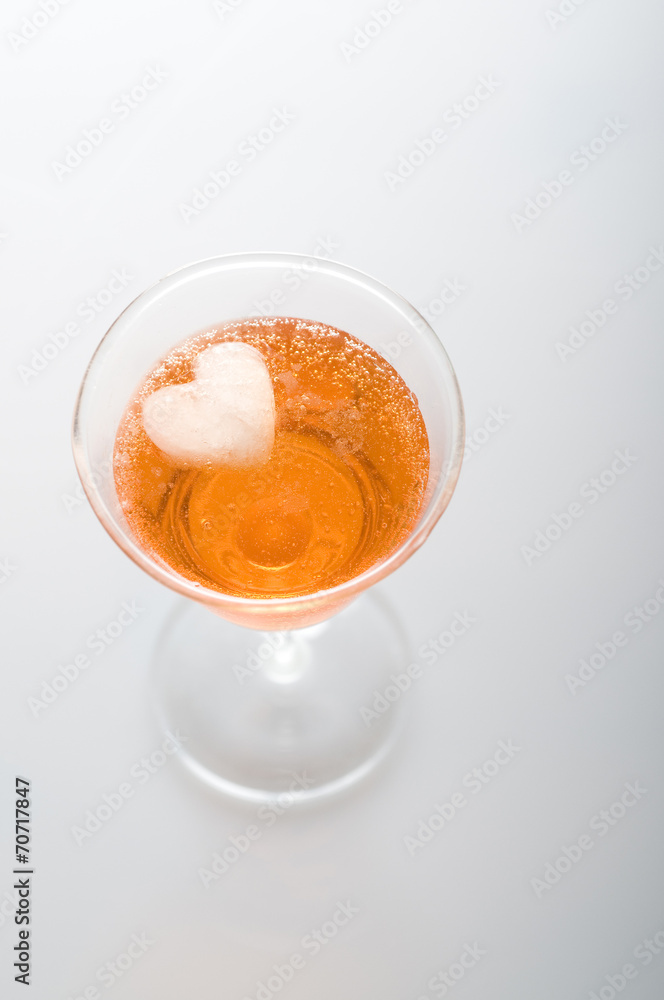 Aperol-Drink mit herzförmigem Eiswürfel Aperol-Drink mit herzförmigem Eiswürfel