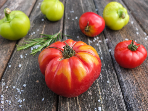 Cuadro en lienzo Fleischtomate Marmande und grüne Paprika