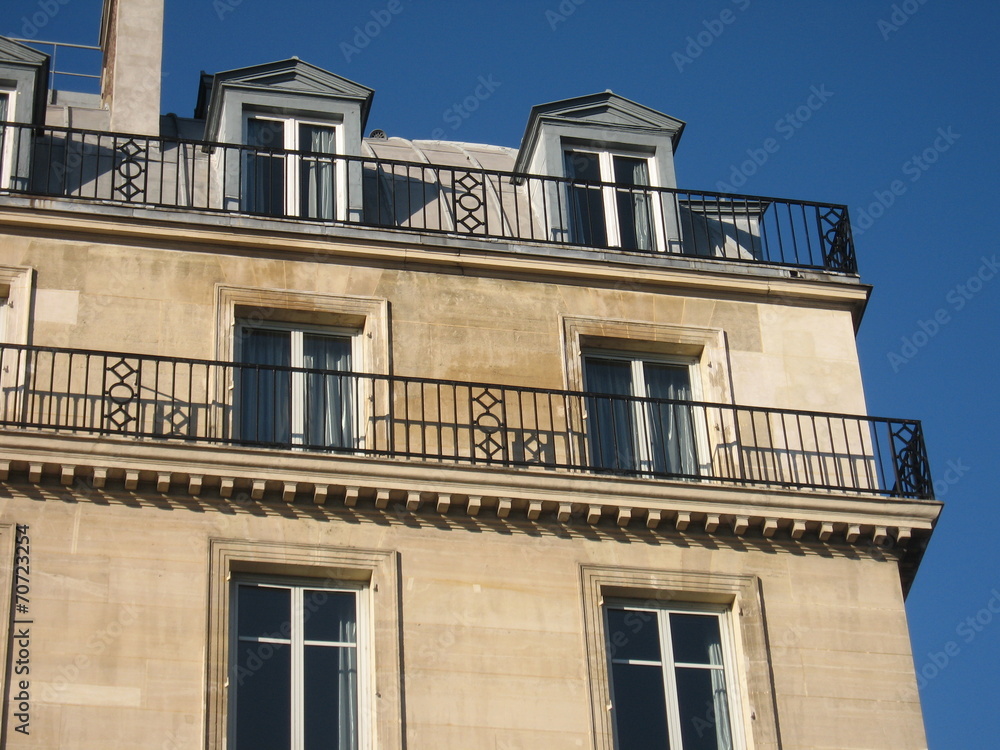 Immobilier - Zoom sur façade d'immeuble de Paris
