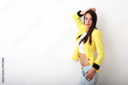 Giovane ragazza con giacca gialla