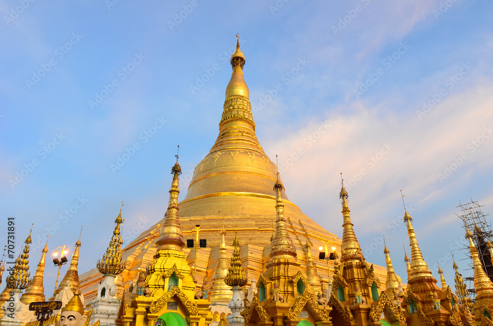 Myanmar, Rangun, Shwedagon-Pagode during the blue hour
