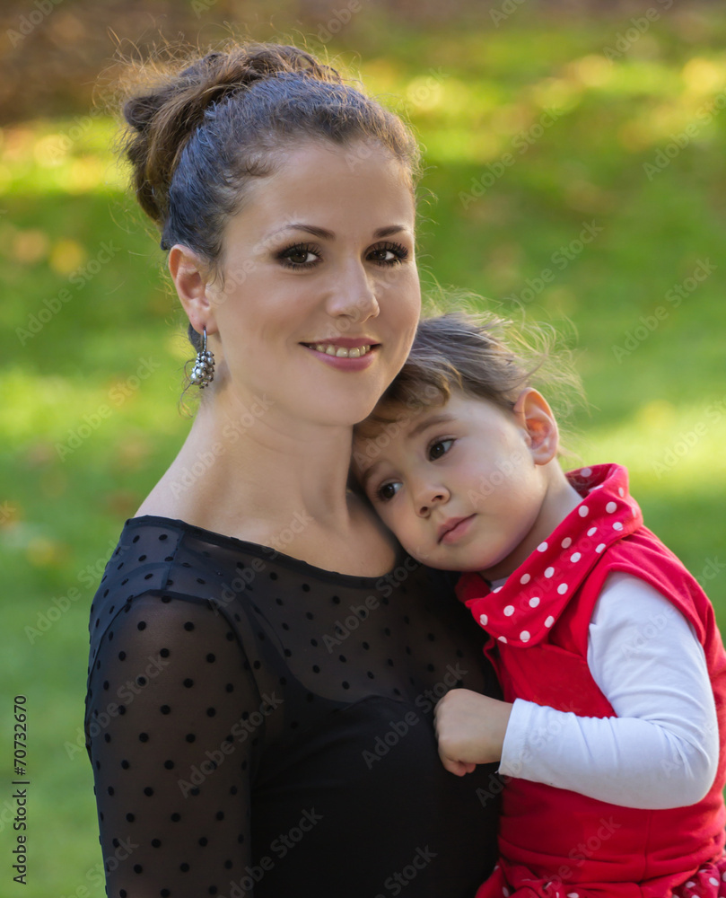 Glückliche Mutter mit kleiner Tochter Glückliche Mutter mit kleiner Tochter