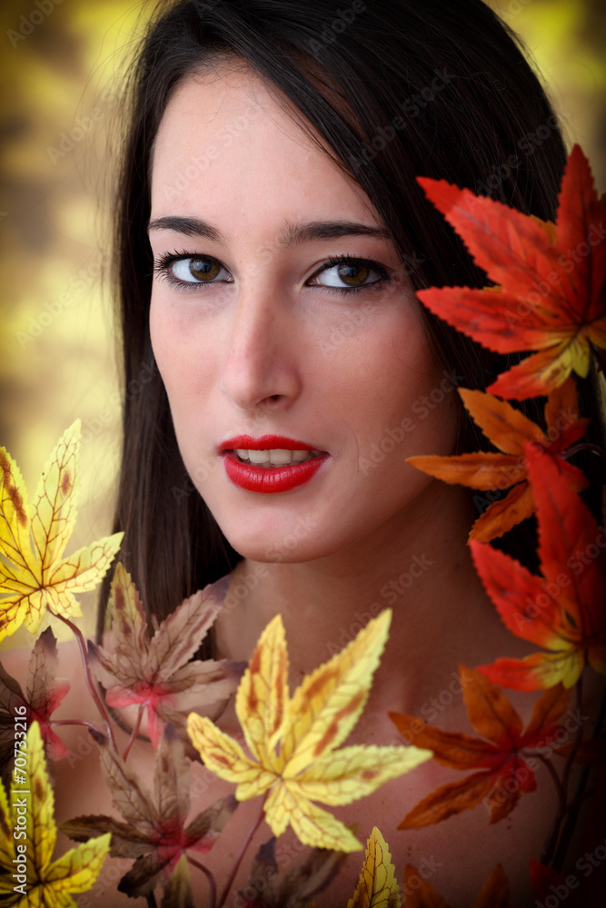 Ritratto di ragazza con foglie d'autunno Ritratto di ragazza con foglie d'autunno
