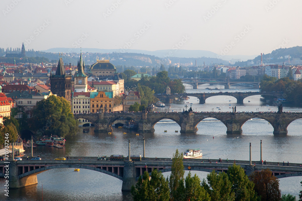 Stadtansicht von Prag mit Moldau und Brücken