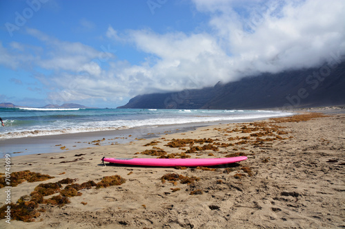 Fototapeta Naklejka Na Ścianę i Meble -  tabla de surf en la playa de famara en la isla de lanzarote