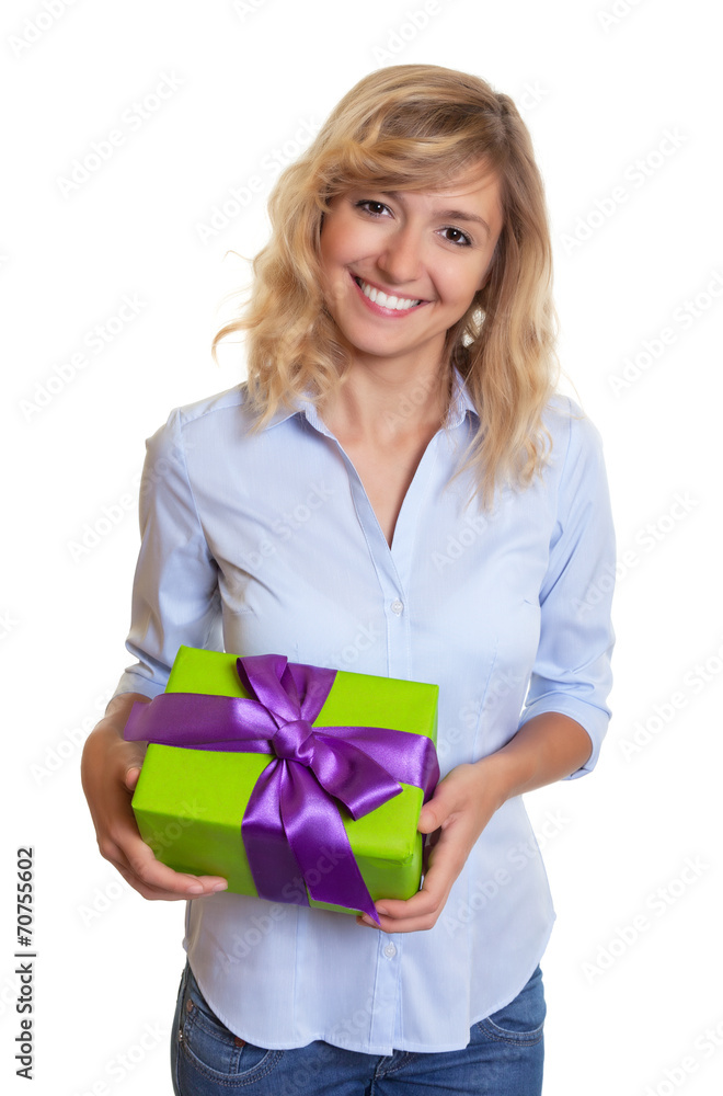 Frau mit blonden Locken bringt ein Geschenk Frau mit blonden Locken bringt ein Geschenk