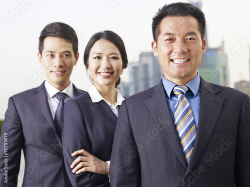 Wall Mural asian business team, focus on man in front