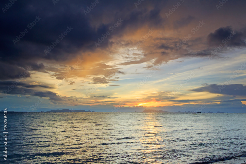 Obraz premium Panoramic dramatic tropical blue sunset and cloud rain backgrou