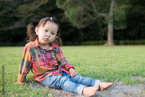 芝生に座る少女
